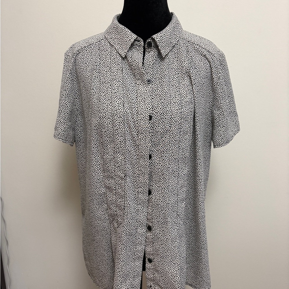 Dana Buchman White Short-Sleeve Button Front Blouse with Black Dot Print
